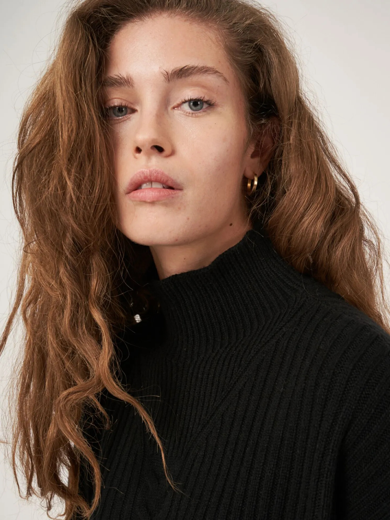 Geribde Trui Met Hoge Kraag En Kabel Detail