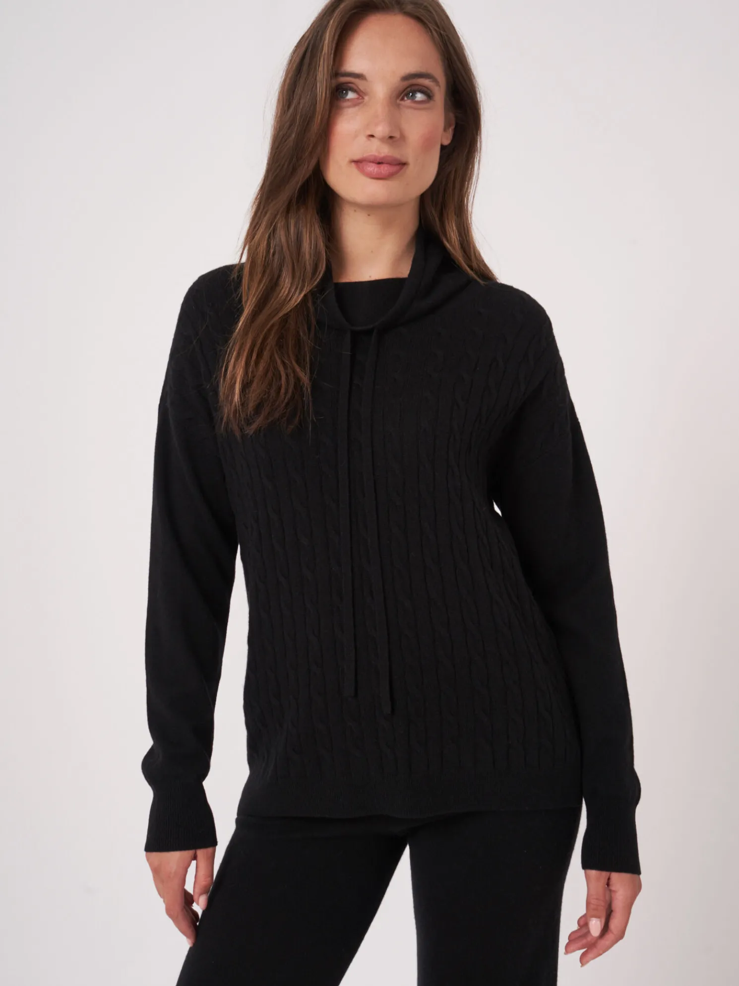 Trui In Fijn Kabelpatroon Met Opstaande Kraag En Trekkoord