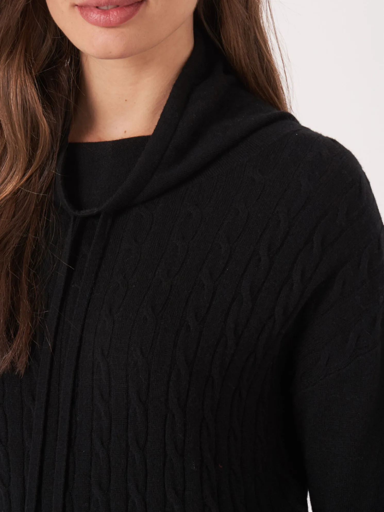 Trui In Fijn Kabelpatroon Met Opstaande Kraag En Trekkoord