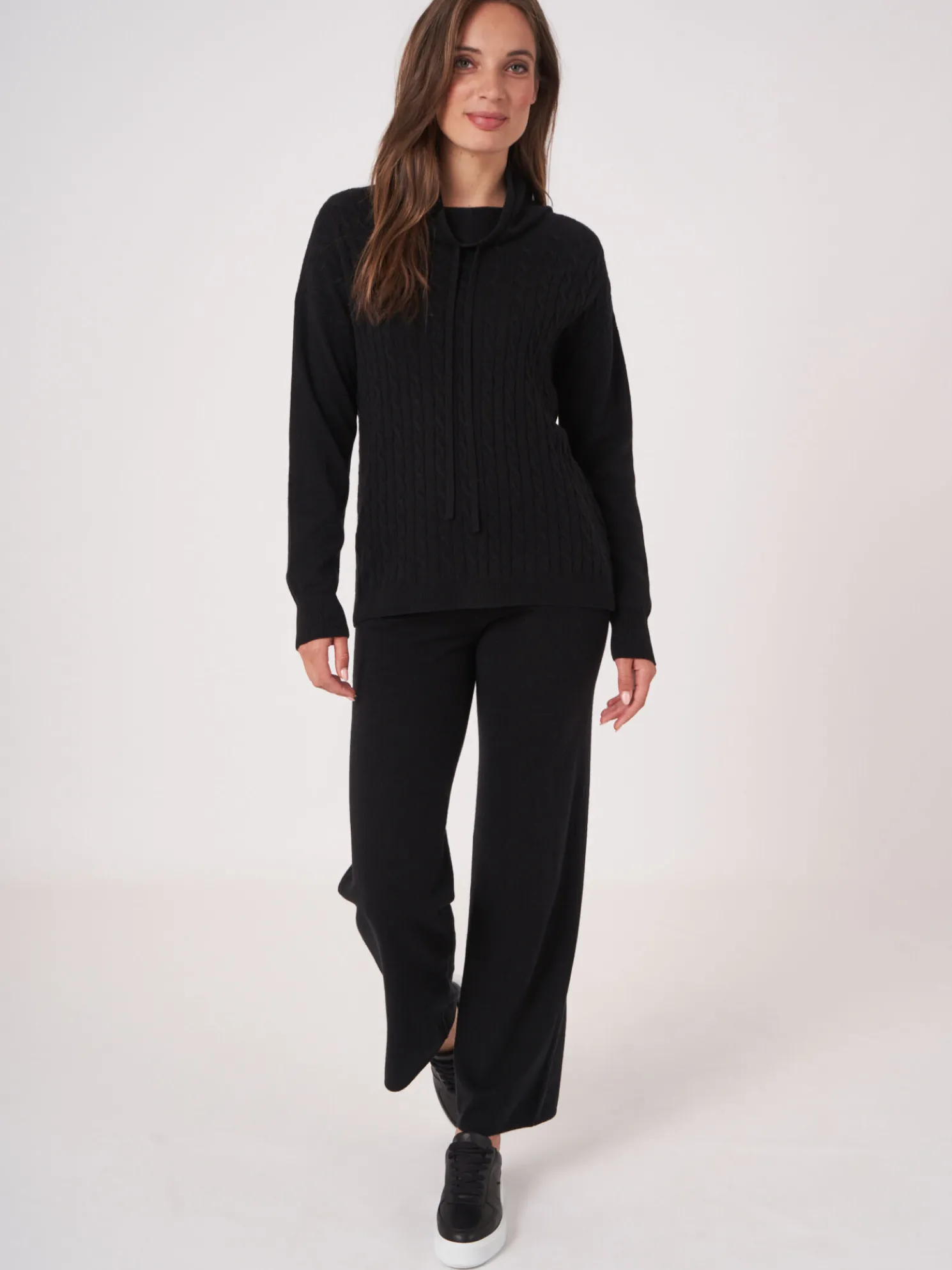 Trui In Fijn Kabelpatroon Met Opstaande Kraag En Trekkoord