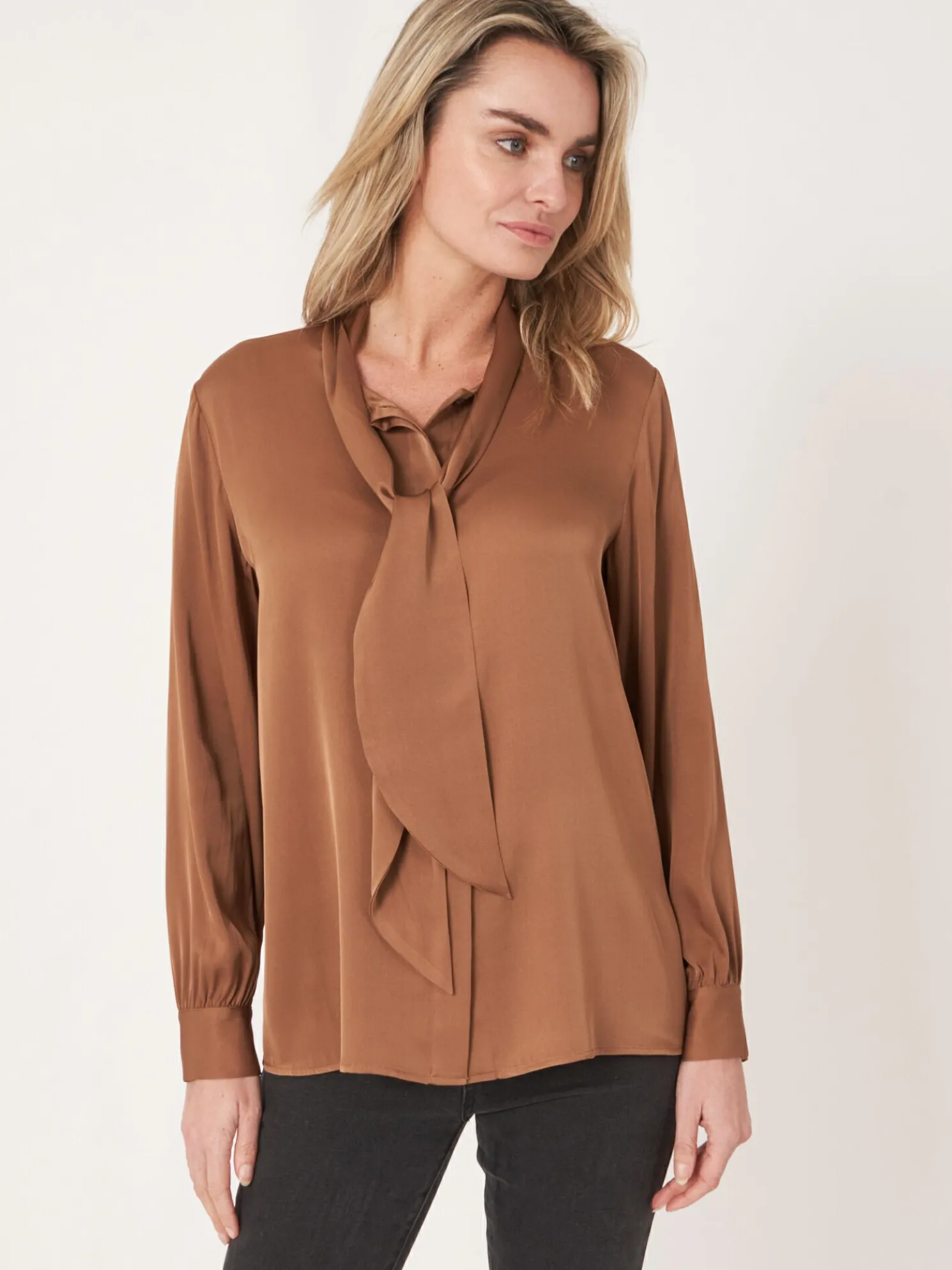 Zijden Blouse Met Strikhals